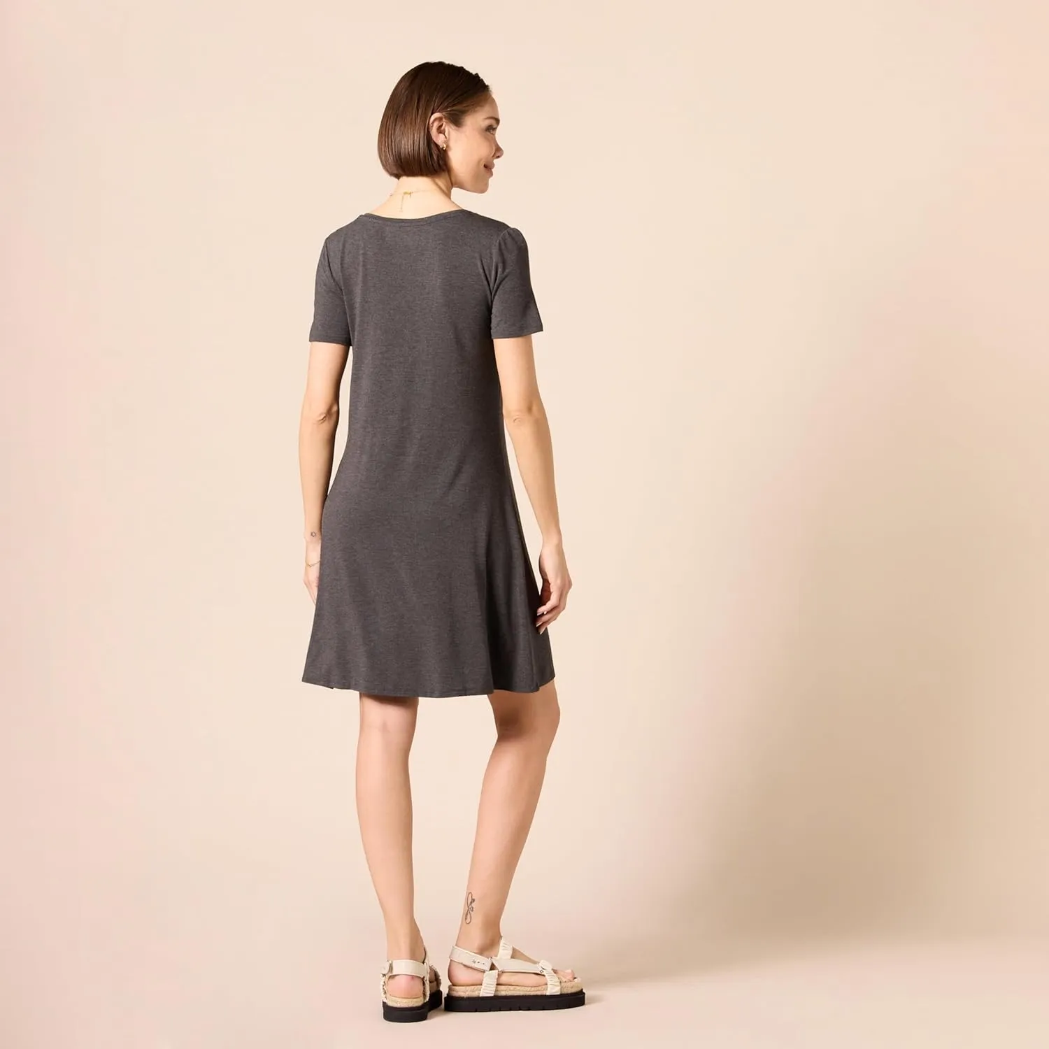 Amazon Essentials Women's Regular Short-Sleeve V-Neck Swing Dress
