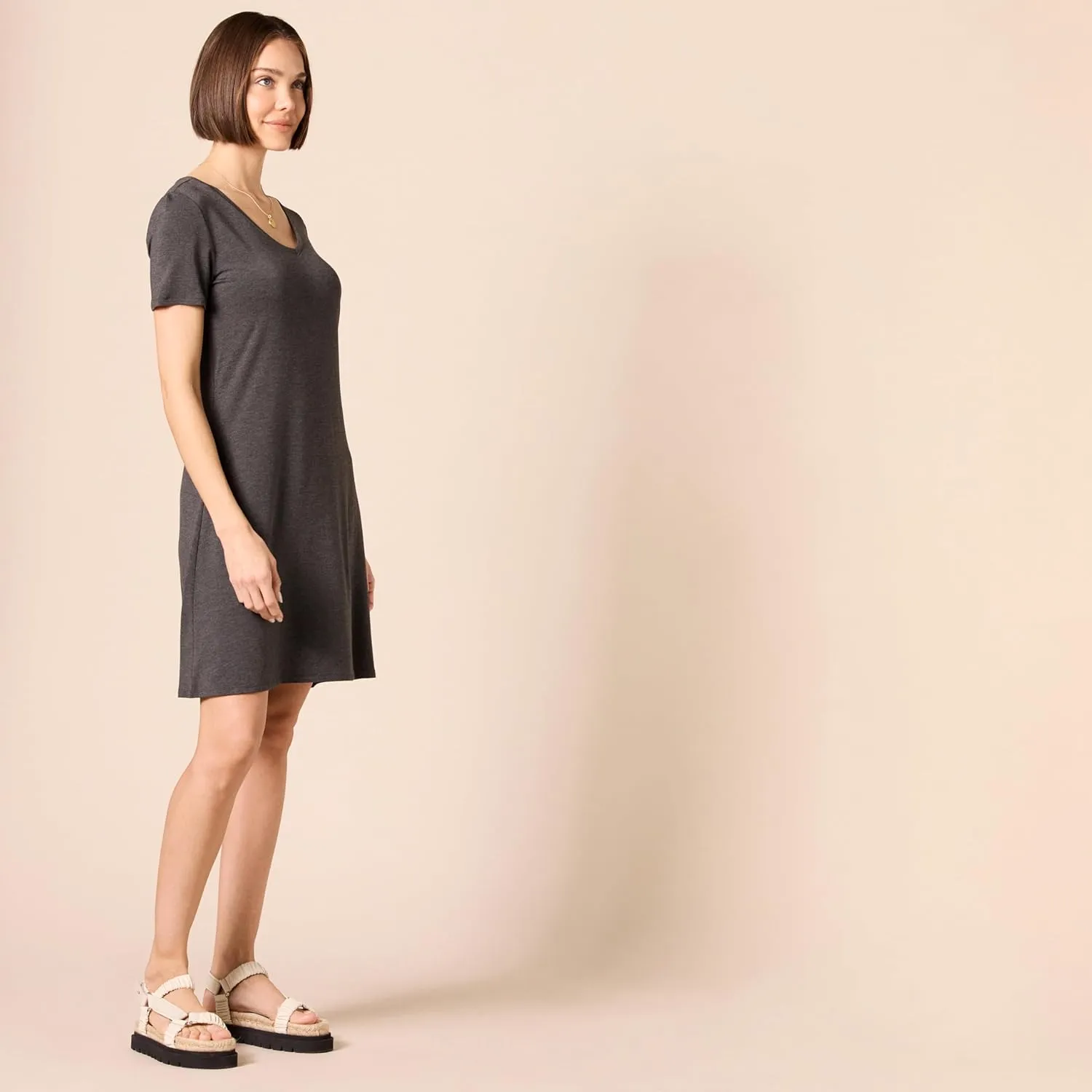 Amazon Essentials Women's Regular Short-Sleeve V-Neck Swing Dress
