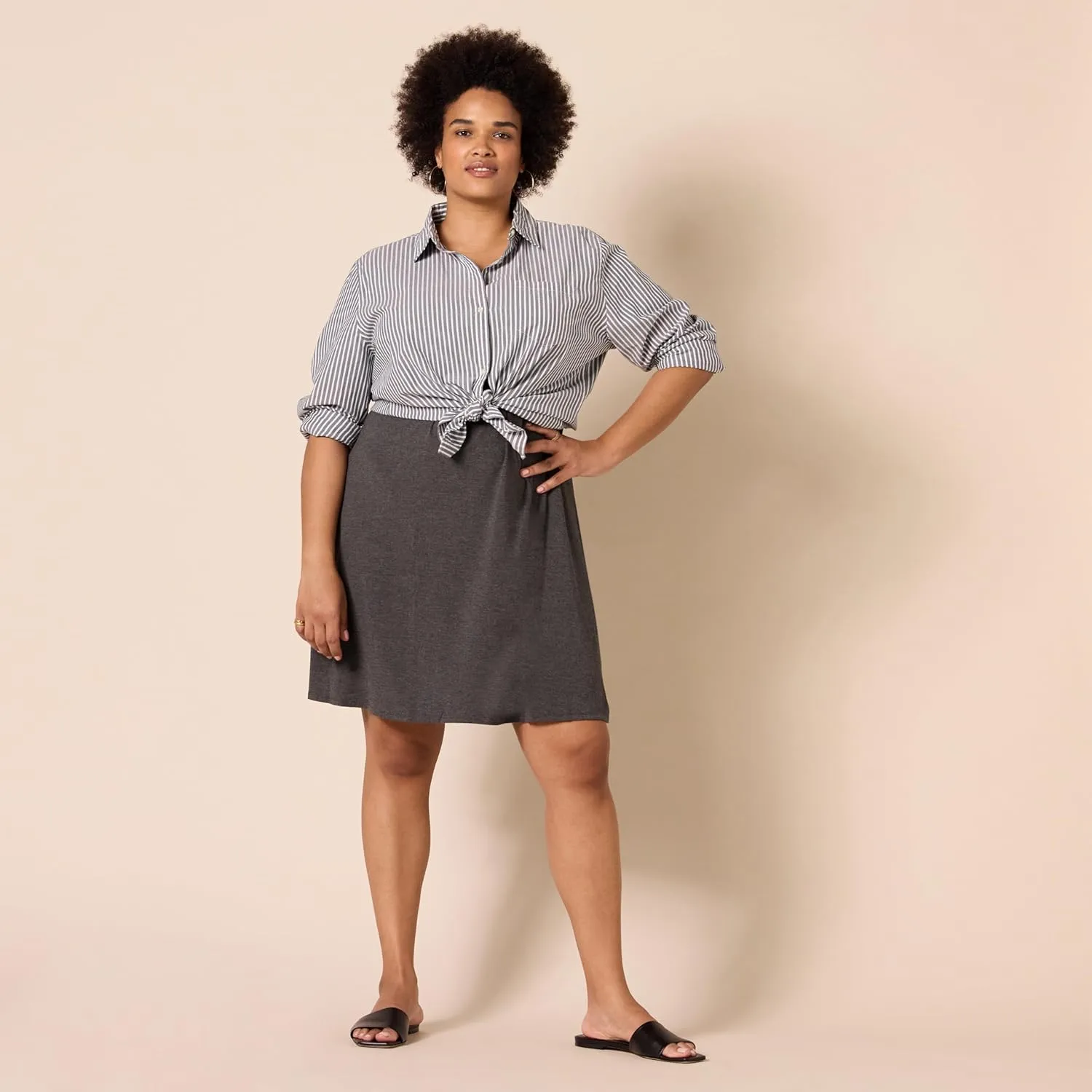 Amazon Essentials Women's Regular Short-Sleeve V-Neck Swing Dress